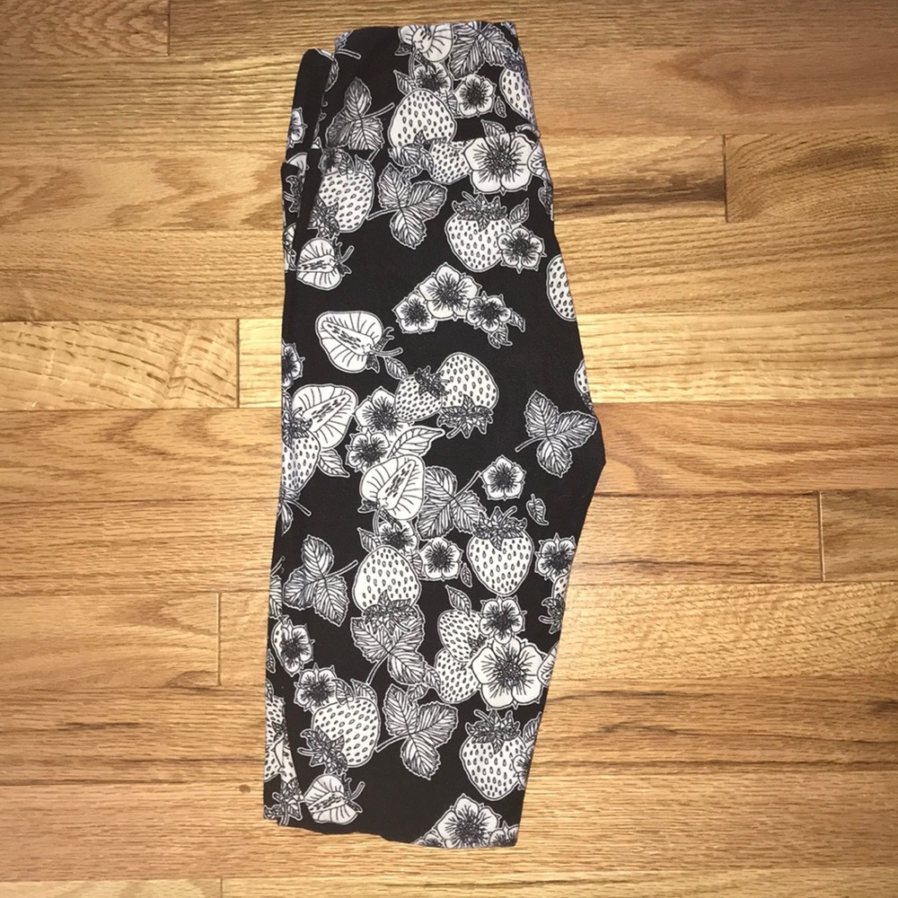 ‼️SOLD‼️ LuLaRoe Strawberry Leggings One Size